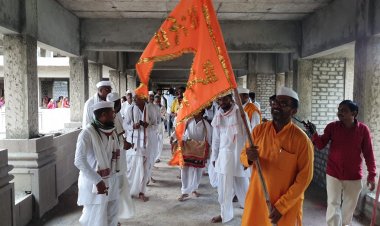 स्वराज्य ध्वजाचे जळगावात टाळ-मृदंगाच्या गजरात भक्तिमय स्वागत