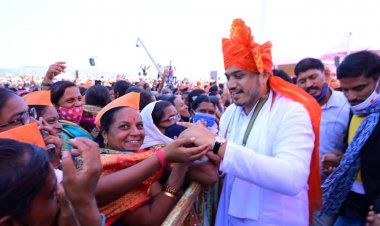 आ. रोहित पवारांच्या स्वराज्य ध्वजाची शिवपट्टण किल्ल्यावर दिमाखात प्रतिष्ठापना