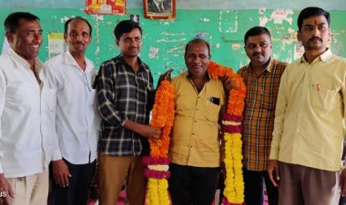 कामगार संघटनेने एसटी आगार  व्यवस्थापकाला धरले धारेवर