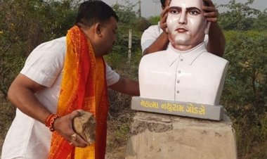 आतंकवादी नाथूराम गोडसे प्रेमियों ने लगाई आतंकवादी की प्रतिमा को महात्मा गांधी प्रेमियों ने तोड़ दिया