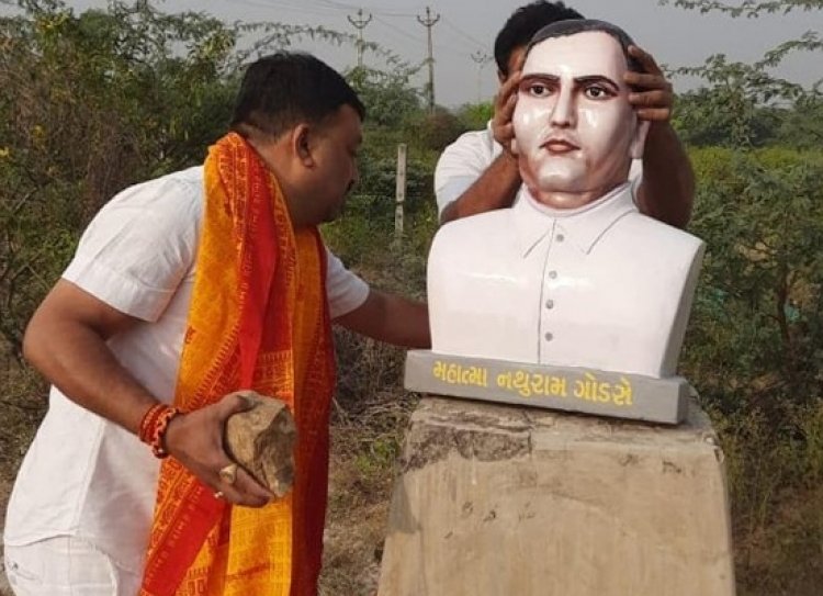 आतंकवादी नाथूराम गोडसे प्रेमियों ने लगाई आतंकवादी की प्रतिमा को महात्मा गांधी प्रेमियों ने तोड़ दिया