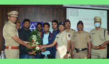 दरोडेखोरांना पकडण्यात मदत करणाऱ्या युवकांचा पोलीस अधीक्षकांकडून सत्कार