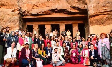 G-20 परिषदेच्या शिष्टमंडळाची औरंगाबाद लेणीला भेट: ऐतिहासिक वारसा पाहून भारावून गेल्या विदेशी पाहुण्या