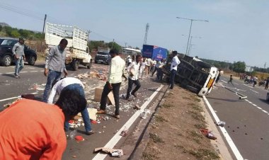 हायवेवर पिकअपचा अपघात : गावकऱ्यांकडून पिकअप मधील चॉकलेट, बर्फी, सोनपापडीची लुटपाट..