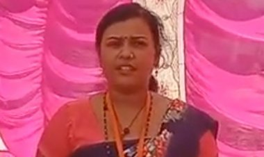 चक्क पोलीस चौकी समोर एका महिलेचे आमरण उपोषण : गावातील अवैध धंदे बंद करा