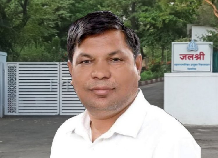 चक्क महानगरपालिका आयुक्तांच्या बंगल्यासमोर आमरण उपोषण : अत्यावश्यक नागरी सुविधांचा अभाव..