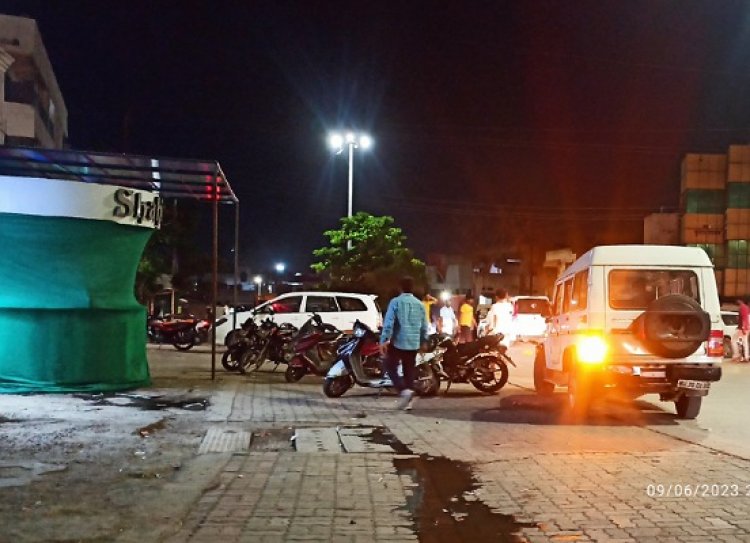 पोलिसांनो जरा सांगा ना!  रात्री ११ वाजता कोणत्या कायद्याचे कोणत्या कलमानुसार दुकाने बंद करतायेत?