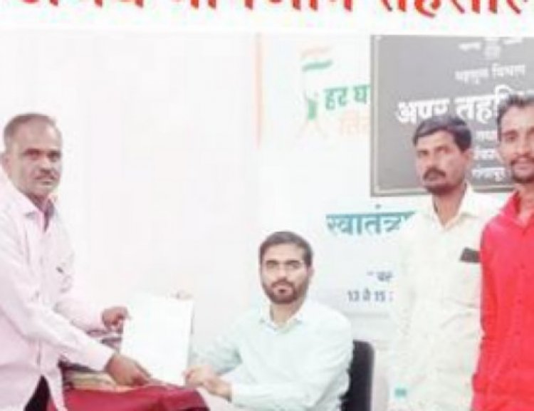 रस्ता नाही मग हेलिकॉप्टरची सोय करा : ग्रामस्थांची तहसीलदाराकडे मागणी