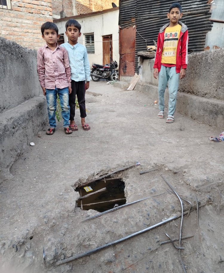 म्हाडा कॉलनीतील भगदाड: शाळकरी मुलांच्या जीवाला धोका, नागरिकांमध्ये संताप