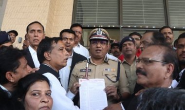 पोलीस निरीक्षकाला निलंबित करा : वकीलांचा पोलिस आयुक्त कार्यालयावर मोर्चा