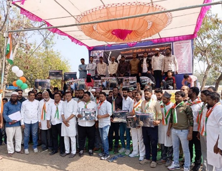 मंत्र्याच्या ड्रायव्हरशी पंगा:  २२ मुस्लिम धर्मीयांची दुकाने जाळण्यात आली – नुकसान भरपाईसाठी उपोषण सुरू