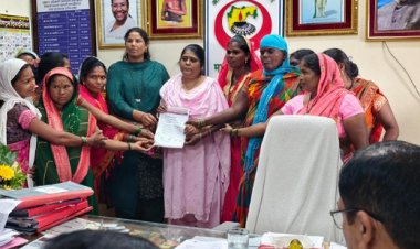 पाण्यातून शाळेत जाणारी मुलं – शासनाच्या उदासीनतेचा काळा चेहरा